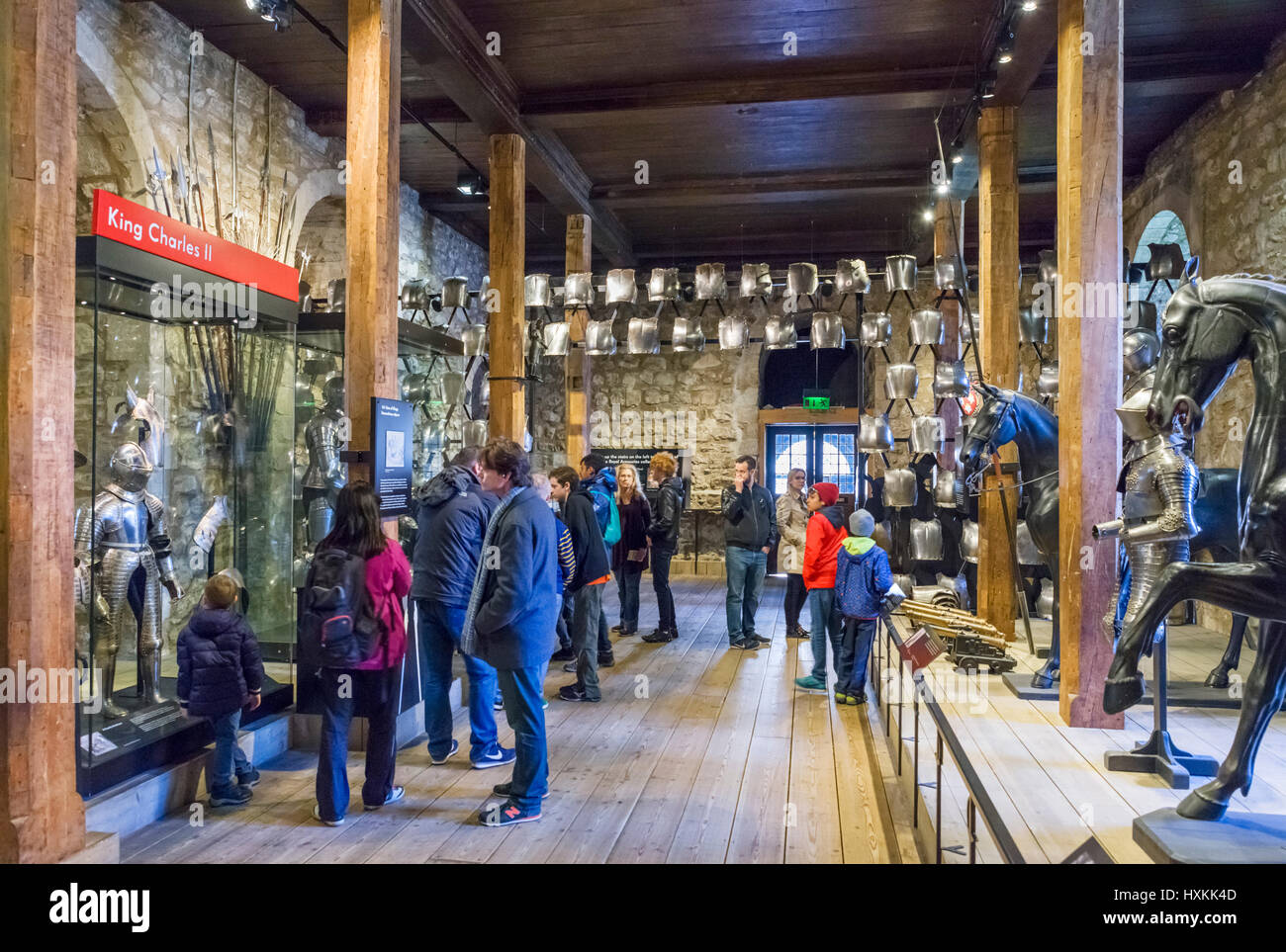 Torre di Londra. I turisti alla ricerca di un display di armatura nel Royal Armouries raccolta, Torre Bianca, la Torre di Londra, London, England, Regno Unito Foto Stock