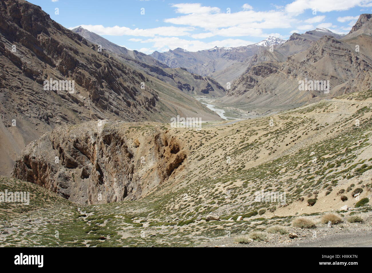 Una vista panoramica della strada tra Sarchu e Pang nelle montagne del Kashmir. Foto Stock