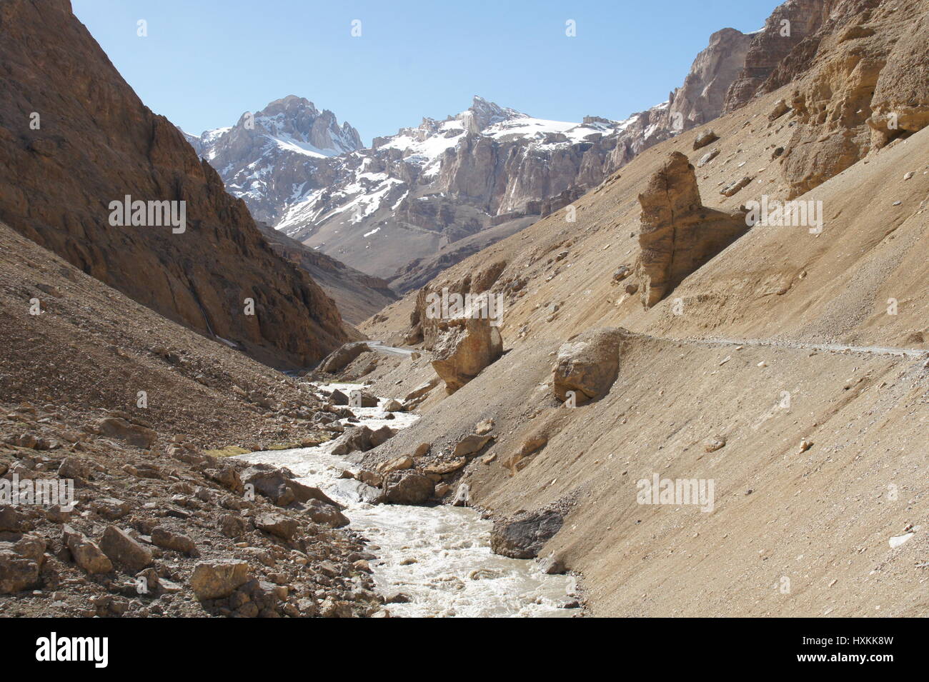 Una vista dell'acqua di fusione e la sua sorgente di montagna nella regione del Kashmir, tra Sarchu e Pang. Foto Stock