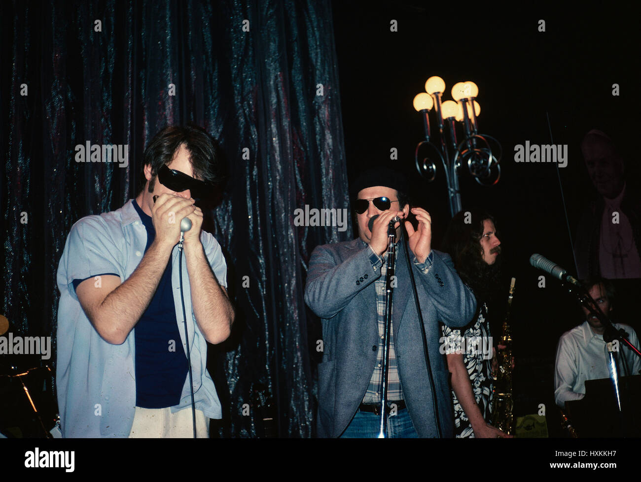 Dan Aykroyd e John Belushi del Blues Brothers foto di esecuzione da Nancy Barr. © Nancy Barr / MediaPunch Foto Stock