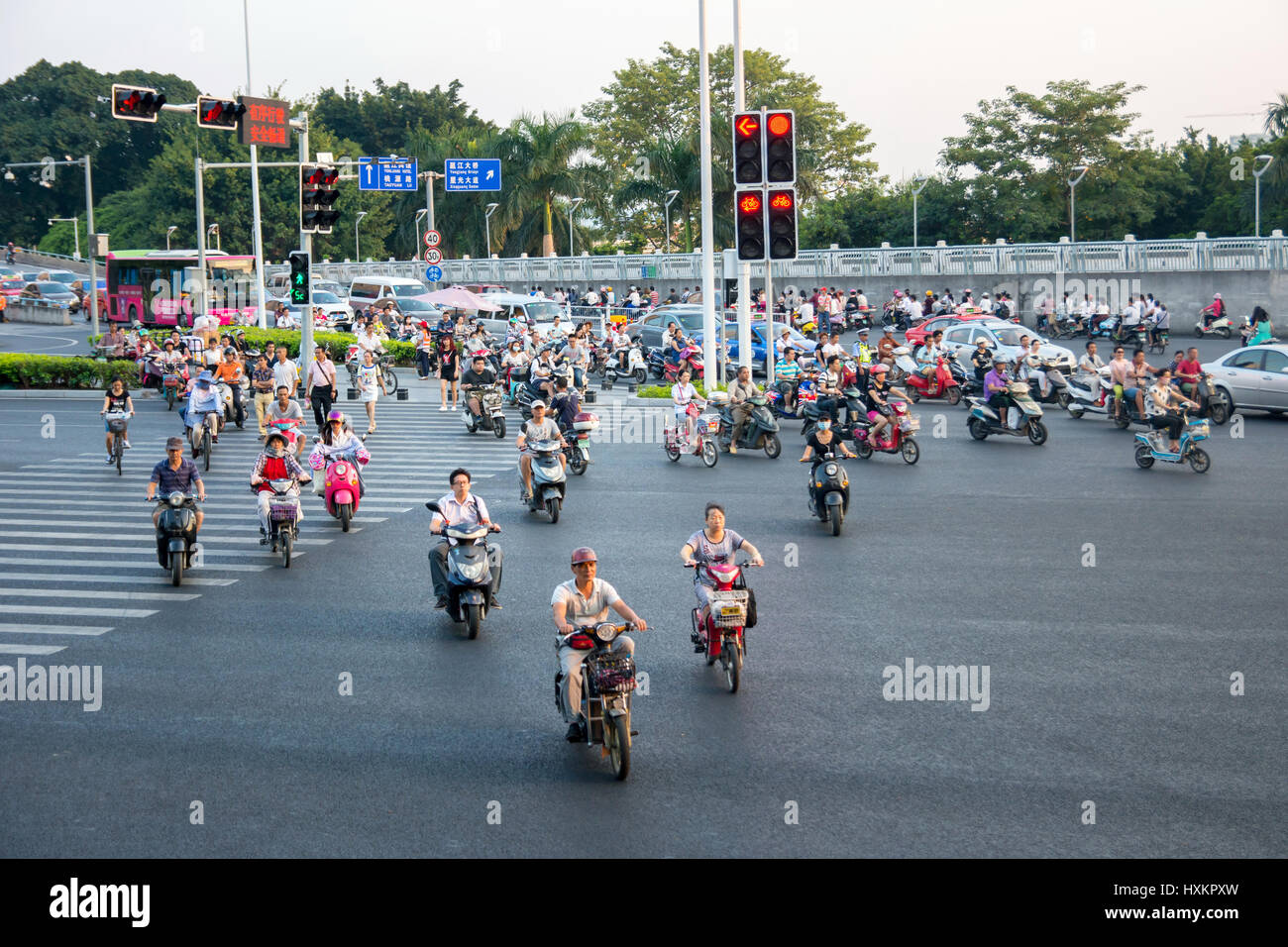 GUANGZHOU, Cina - 19 settembre 2016: strada trafficata di Guangzhou con persone in moto in ingorghi di traffico Foto Stock