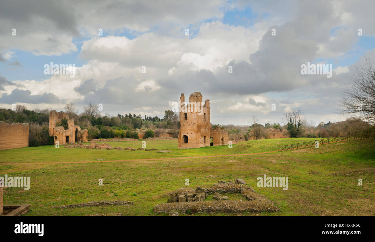 Circo di Massenzio rovine lungo la Via Appia Antica con cielo molto nuvoloso Foto Stock