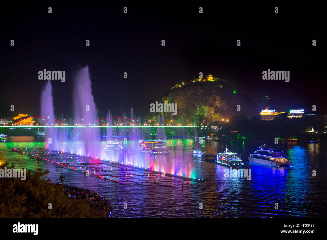 LIUZHOU, Cina - 28 settembre 2016: Musica fontana sul fiume Liujiang con barche di crociera e formazioni carsiche Foto Stock