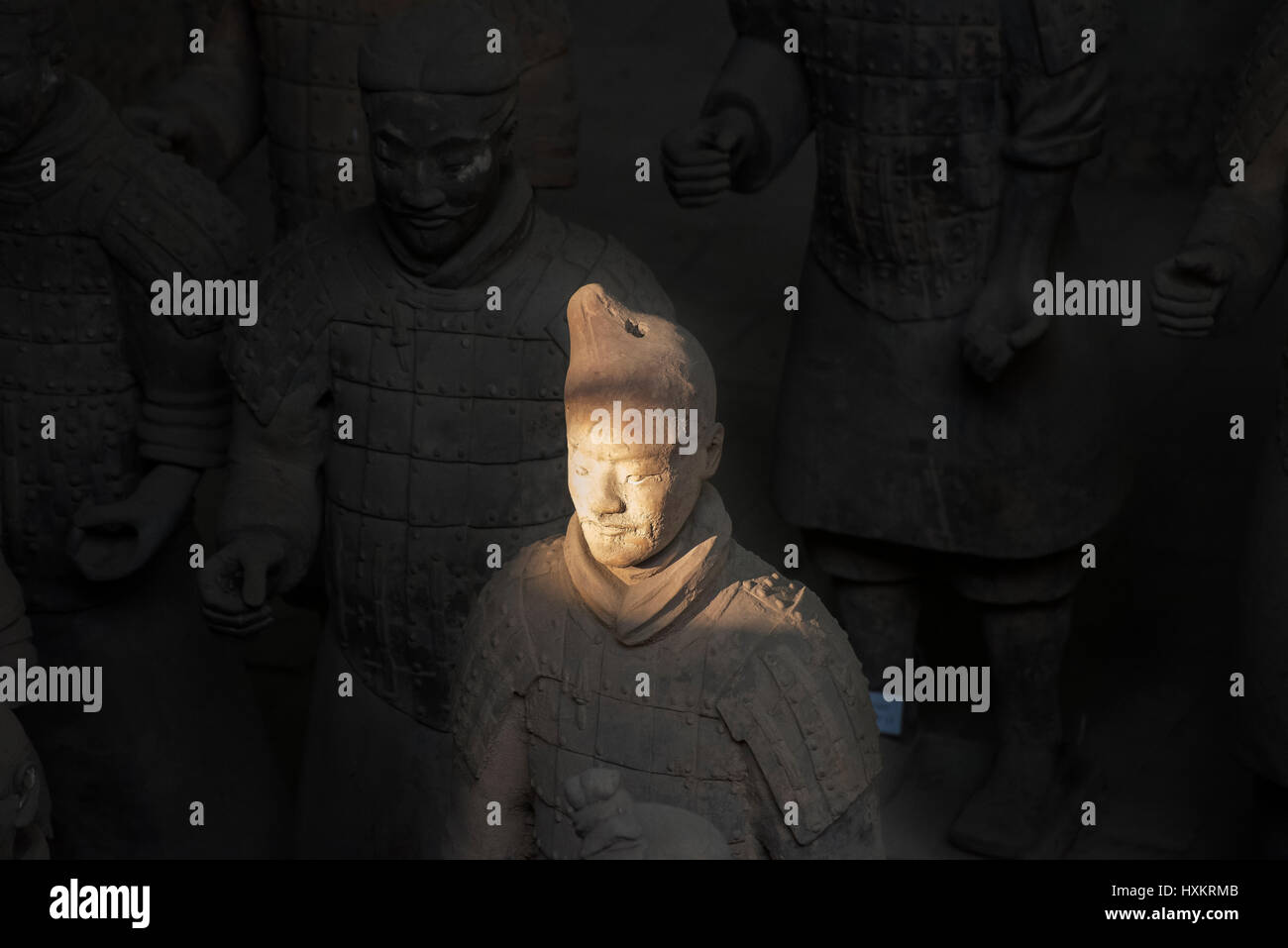 Un raggio di sole su un Esercito di Terracotta in un museo di Qin Shi Huang la tomba nel 210-209 A.C. Xian della Cina. Foto Stock