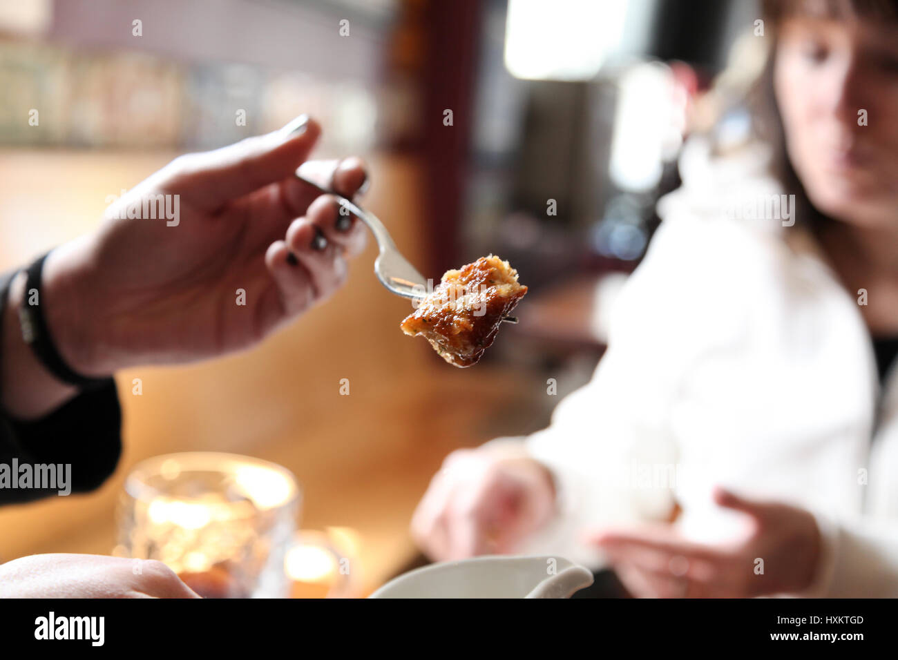 Godendo il burro immerso le torte di granchio, Saint Andrews dal mare Foto Stock
