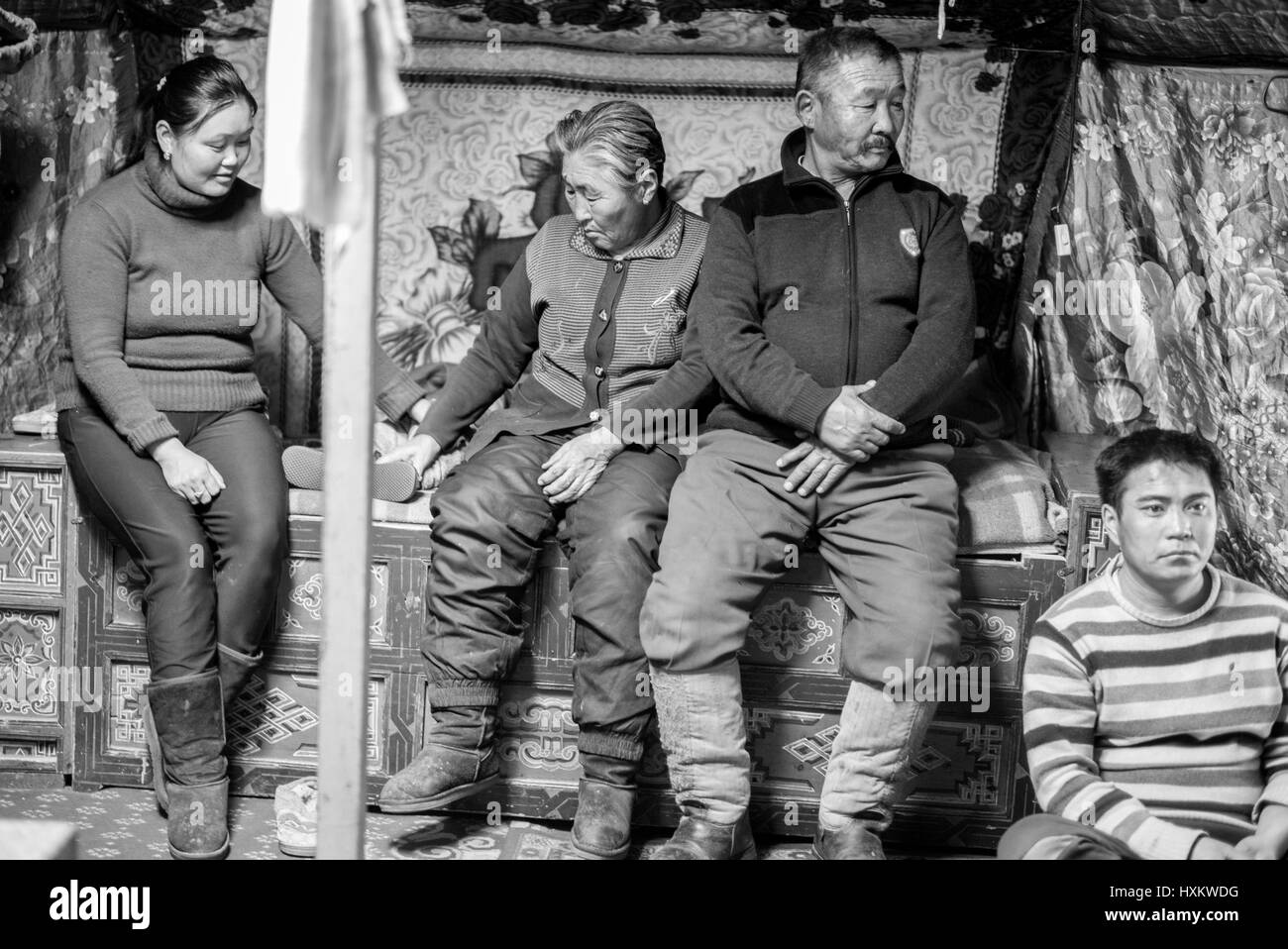 Famiglia di Erdene Amgalan nel loro ger nel Deserto del Gobi in Mongolia meridionale. Foto Stock