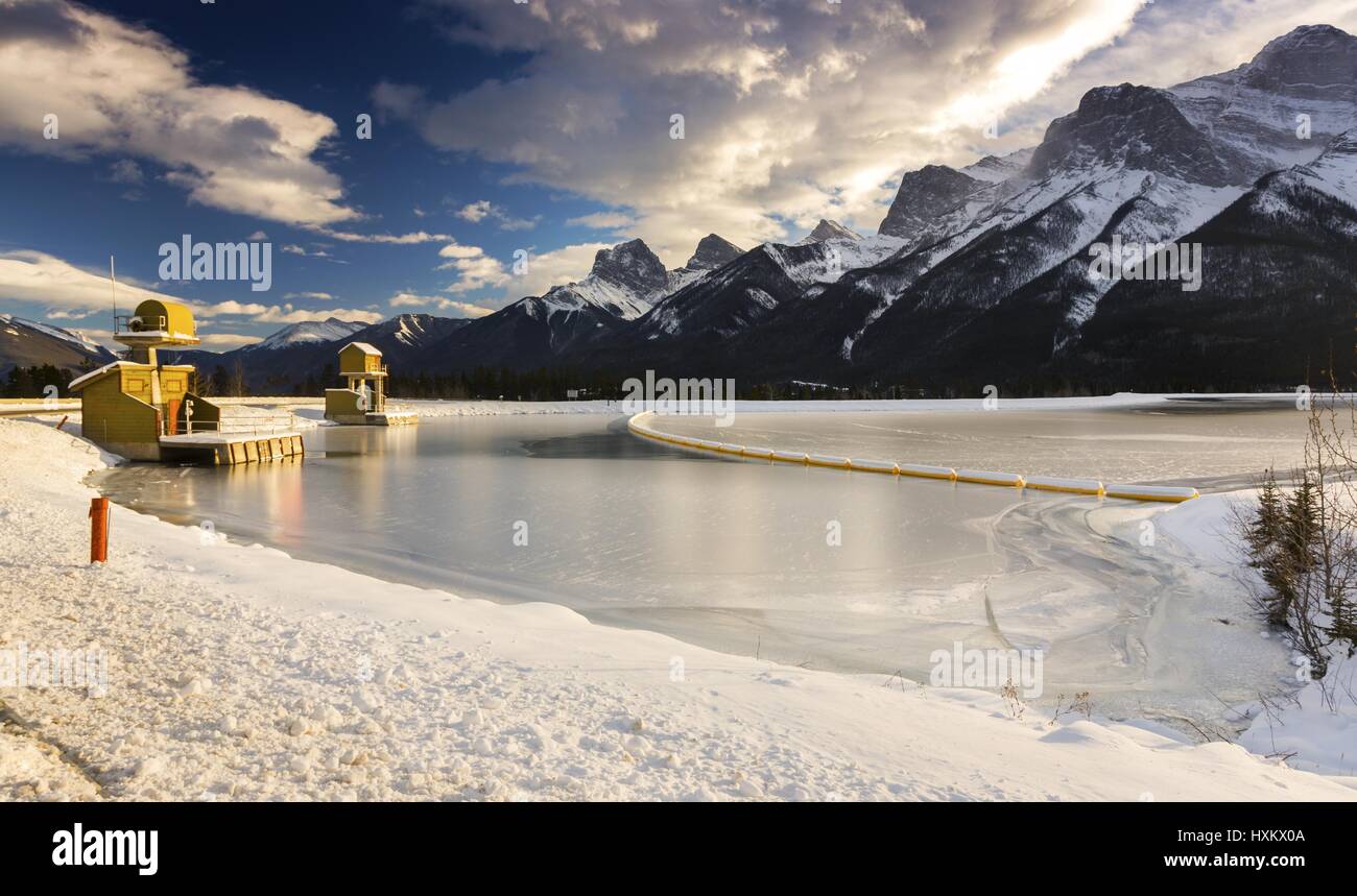 Forebay Reservoir ricoperto di ghiaccio ghiacciato ghiacciato, Canmore, Alberta Foothills Winter Landscape. Snowy Banff National Park Mountain Peak Panorama Canadian Rockies Foto Stock