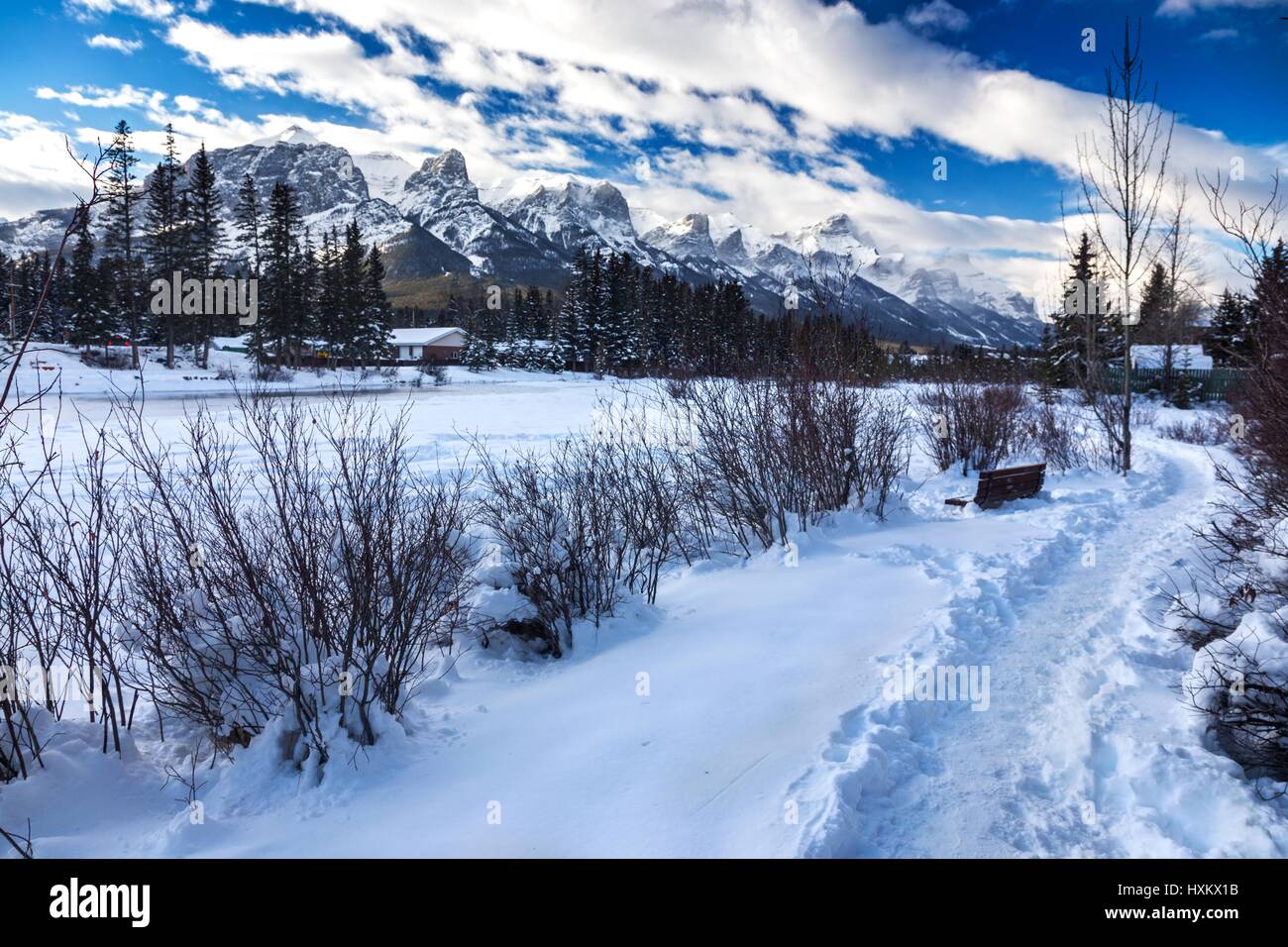 Percorso escursionistico di scioglimento della neve Bow River Valley città di Canmore Alberta Landscape. Lo skyline delle Montagne Rocciose del Parco nazionale di Banff, le Montagne Rocciose canadesi invernali Foto Stock