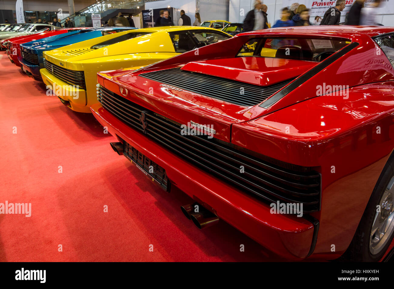 Vista posteriore di varie modifiche di auto sportive Ferrari Testarossa e F512. In Europa il più grande classico auto exhibition 'retrò classici' Foto Stock