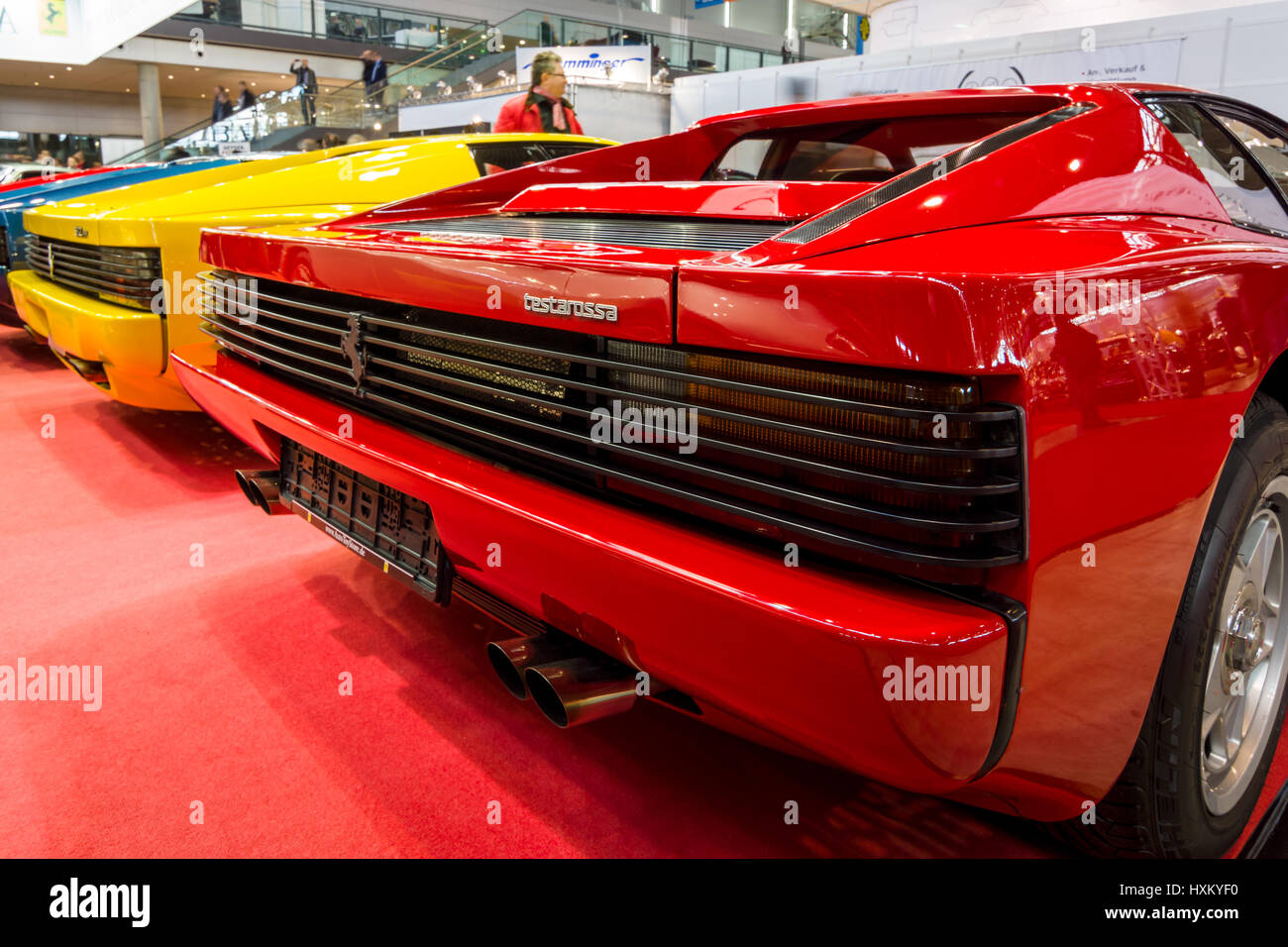 Vista posteriore di varie modifiche di auto sportive Ferrari Testarossa e F512. In Europa il più grande classico auto exhibition 'retrò classici' Foto Stock