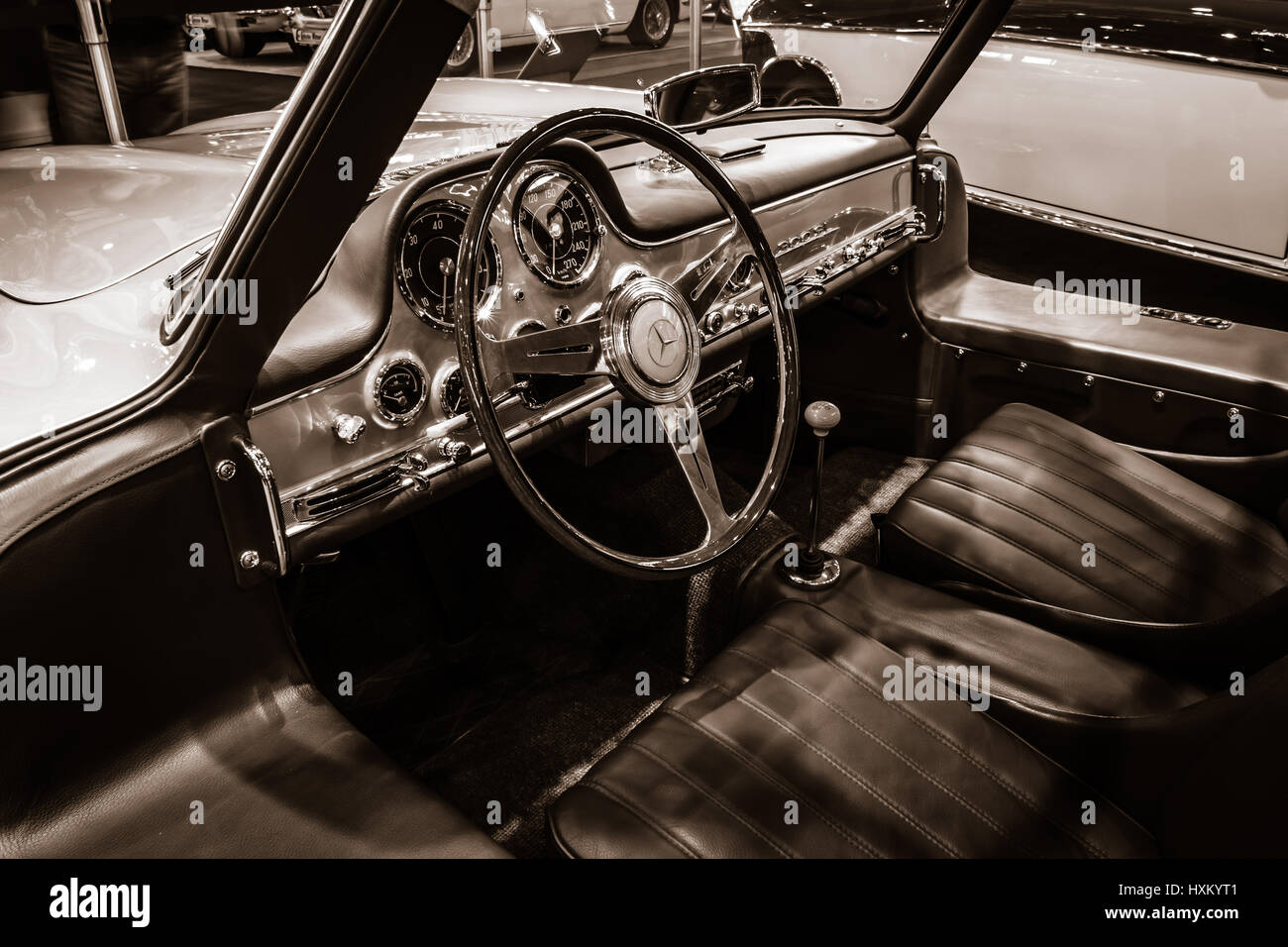 Cabina dell'Mercedes-Benz 300 SL (W198). Stilizzazione. Il nero di seppia di tonificazione. In Europa il più grande classico auto exhibition 'retrò classici' Foto Stock