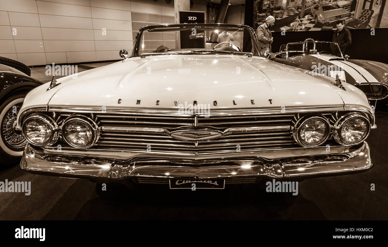 Full-size auto Chevrolet Impala Cabrio, 1960. Il nero di seppia. In Europa il più grande classico auto exhibition 'retrò classici' Foto Stock