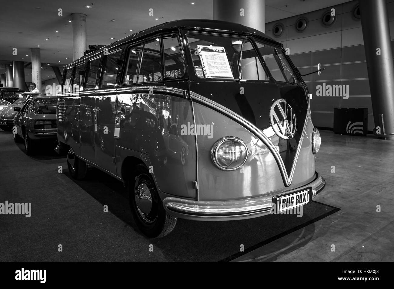 Minibus Volkswagen Transporter T1 Samba, 1955. In bianco e nero. In Europa il più grande classico auto exhibition 'retrò classici' Foto Stock