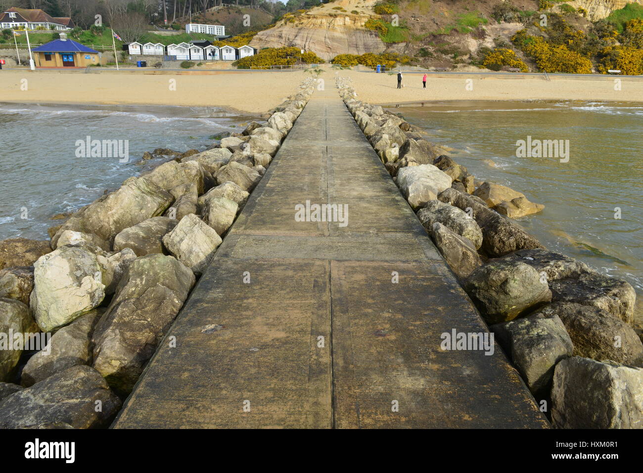 Branksome Chine beach a Bournemouth in Dorset su una mattina di primavera, nube di luce del sole occasionali. Foto Stock