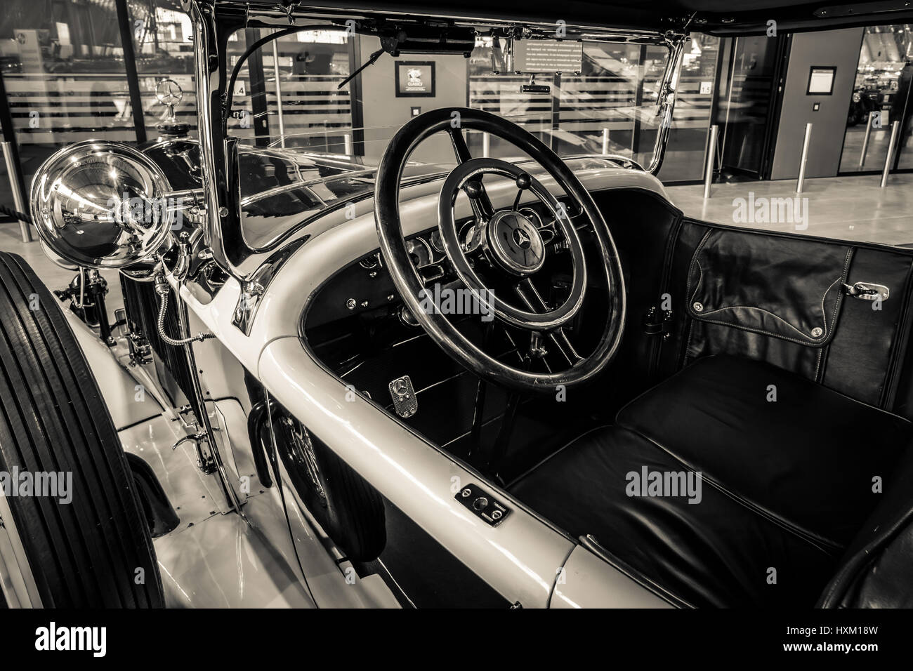 Cabina di un automobile di lusso Mercedes-Benz 24/100/140 PS Fleetwood, 1924. Il nero di seppia di tonificazione. In Europa il più grande classico auto exhibition 'retrò classici' Foto Stock