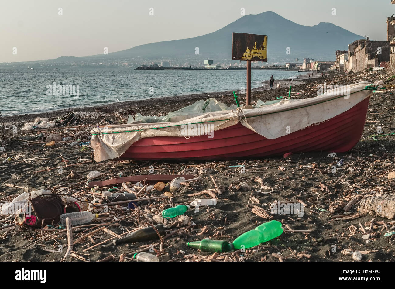 Rifiuti e rifiuti sulla spiaggia Foto Stock