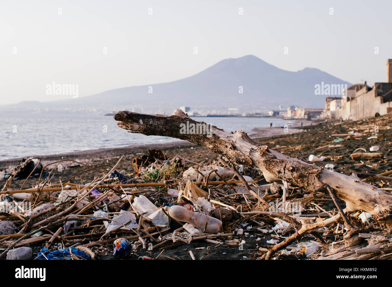 Rifiuti e rifiuti sulla spiaggia Foto Stock