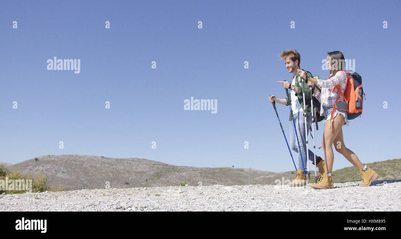 Funny giovane camminare con i bastoncini da trekking Foto Stock