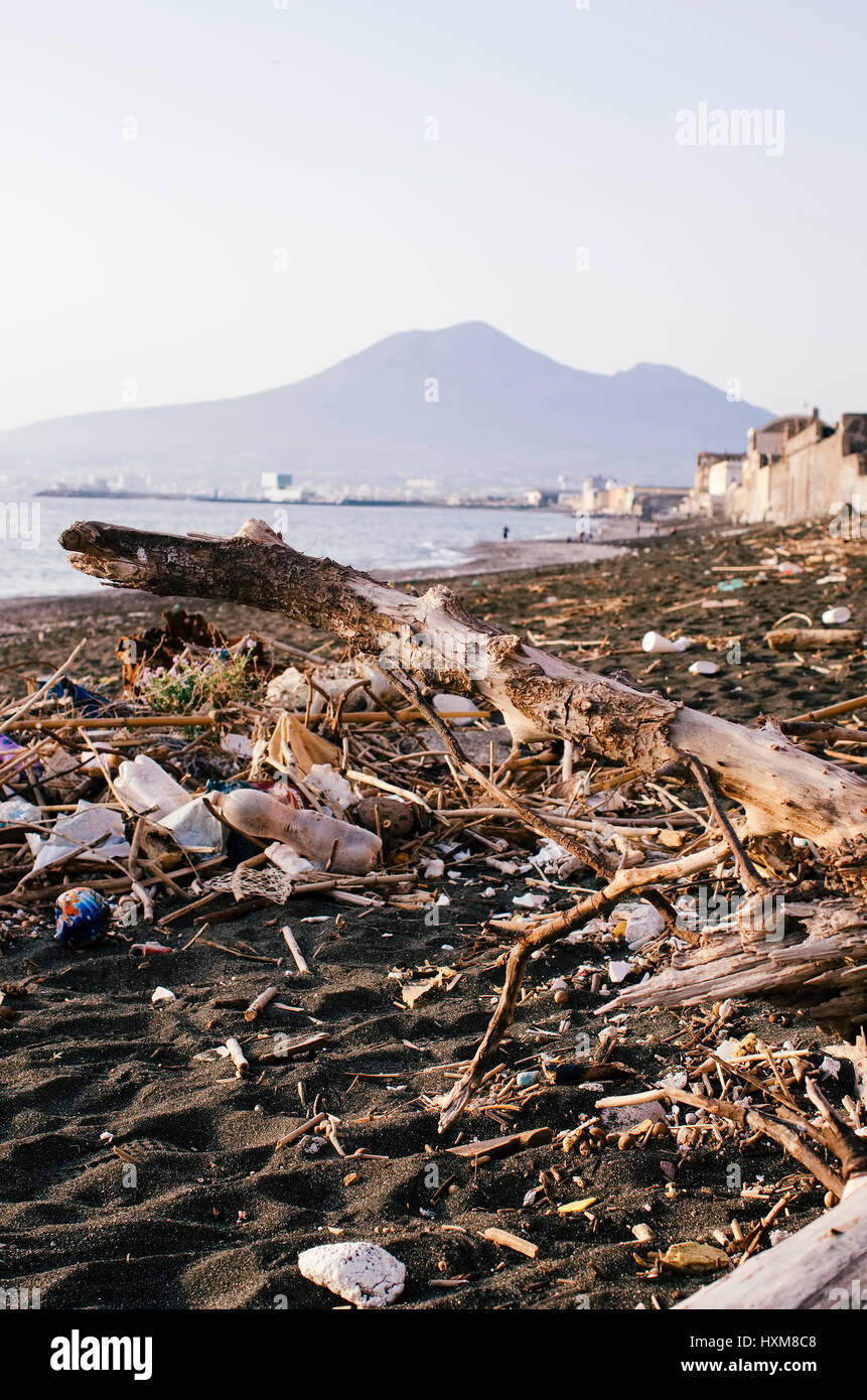 Rifiuti e rifiuti sulla spiaggia Foto Stock