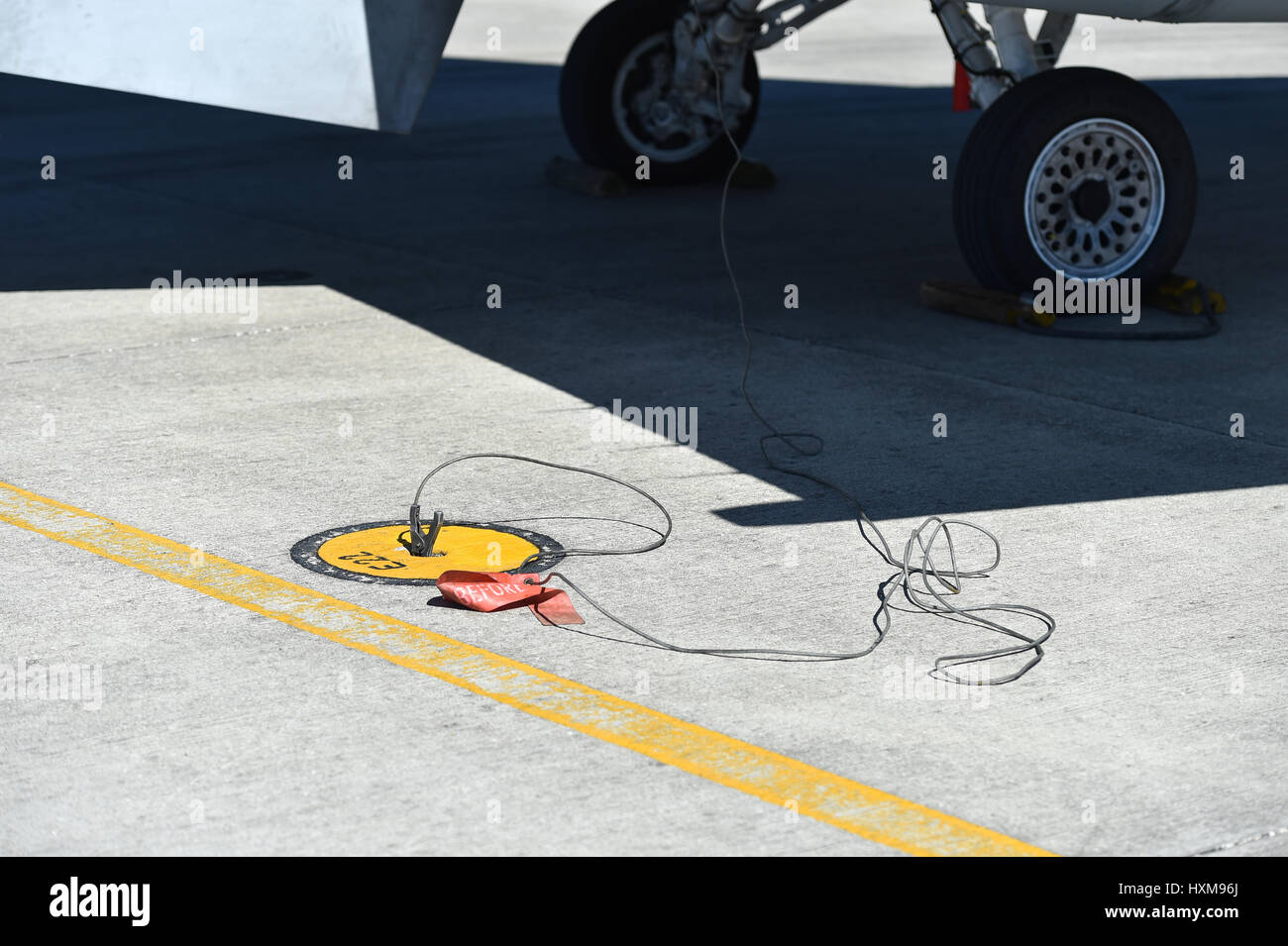 Statico morsetti di messa a terra collegato su un aereo sulla pista Foto Stock