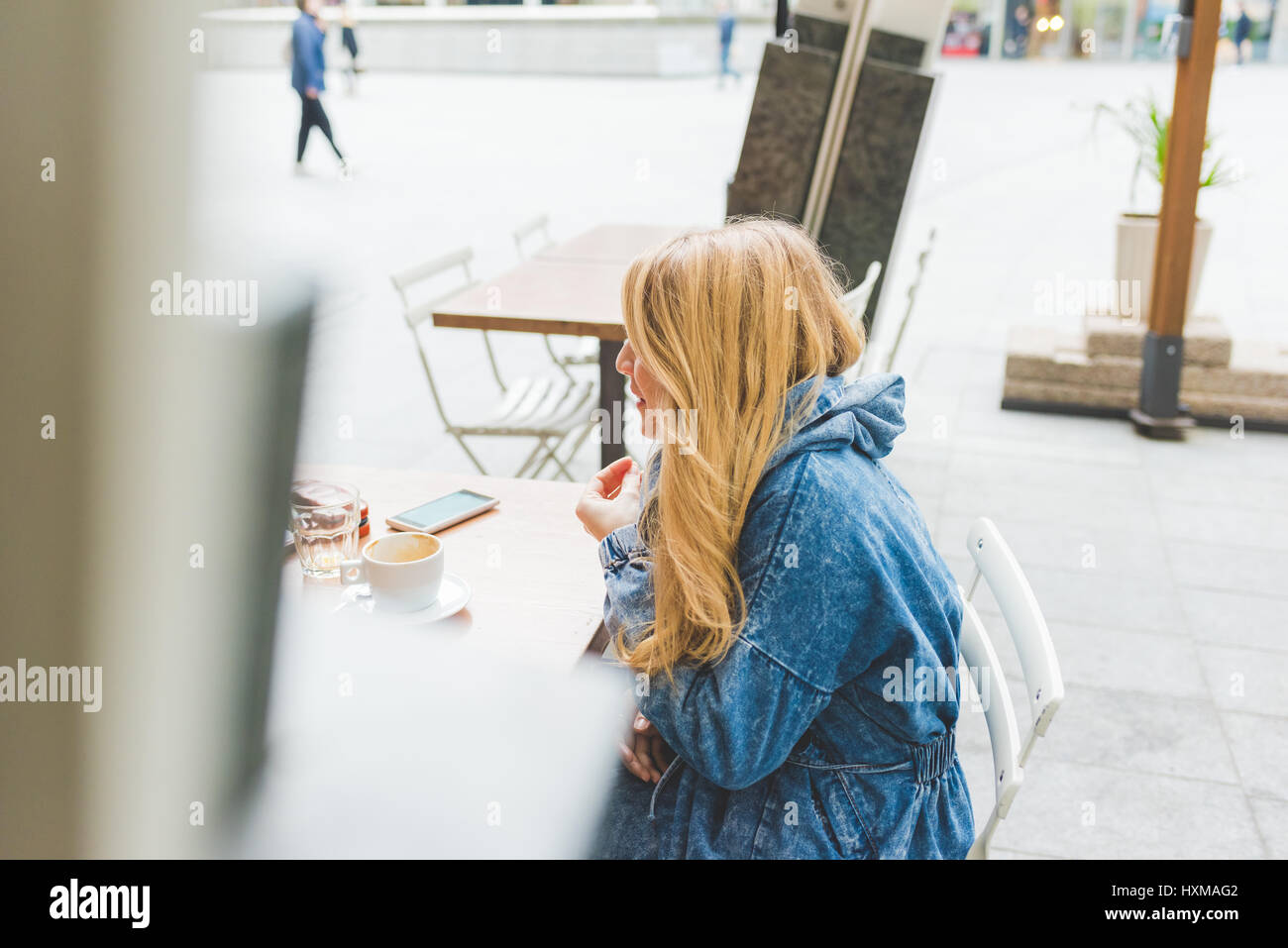 Giovane donna chattare con persone non identificabili outdoor - rilassante, chat e concetto di pettegolezzo Foto Stock