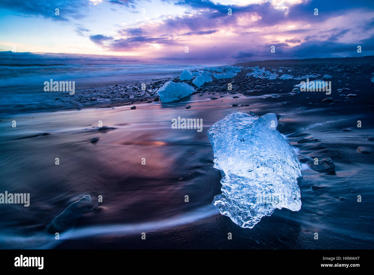 Jokulsarlon spiaggia al tramonto con gli iceberg sulla riva, Islanda Foto Stock