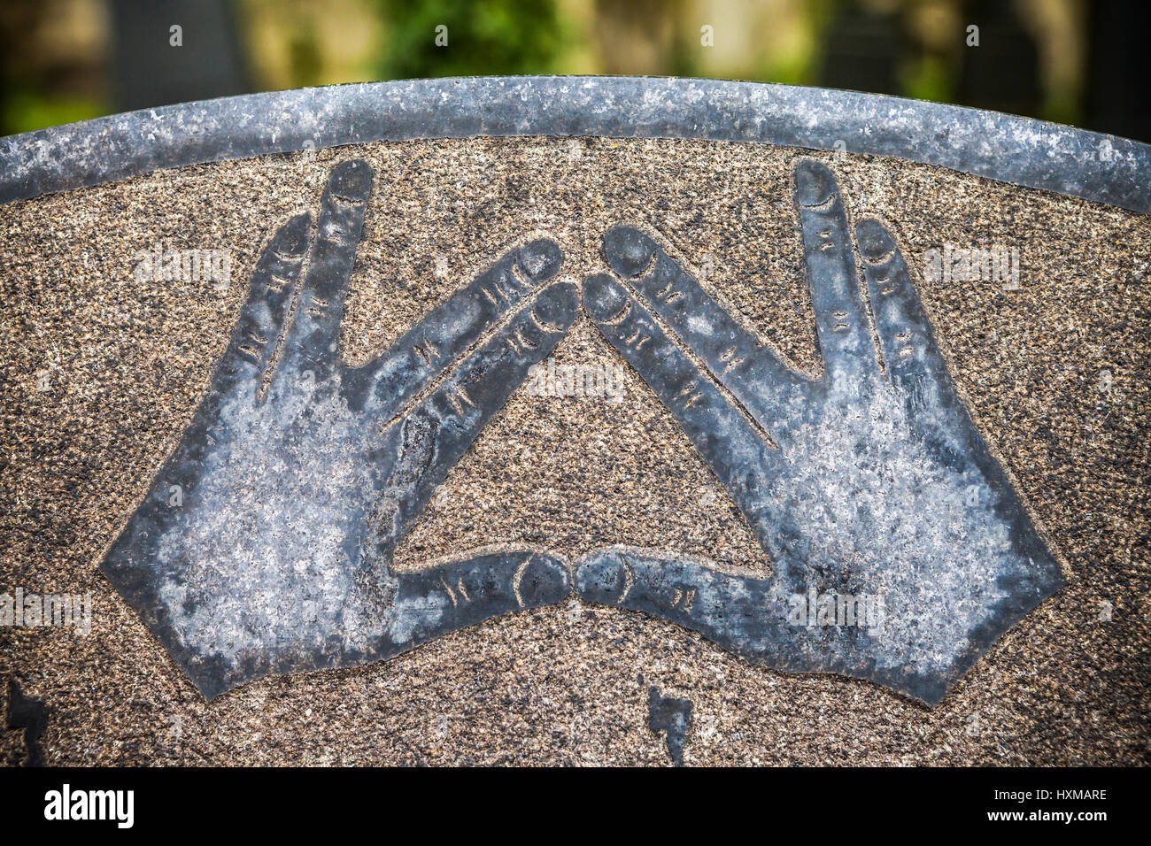 Segno di mano, rappresentazione simbolica di benedire le mani su una tomba di pietra, cimitero ebraico Schönhauser Allee, a Berlino, Germania Foto Stock