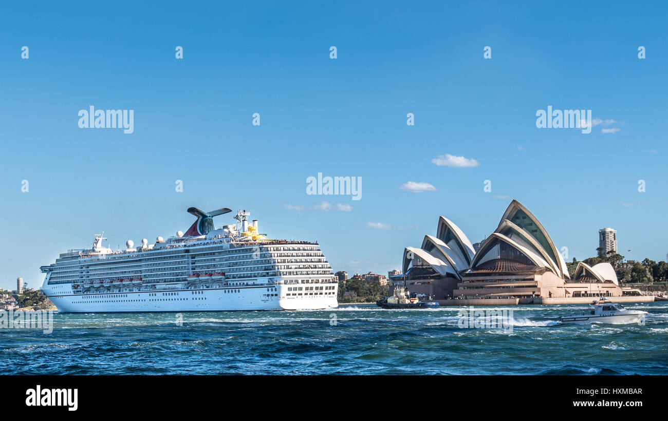 Spirito di Carnival Cruise è di lasciare il porto di Sydney, Australia Foto Stock