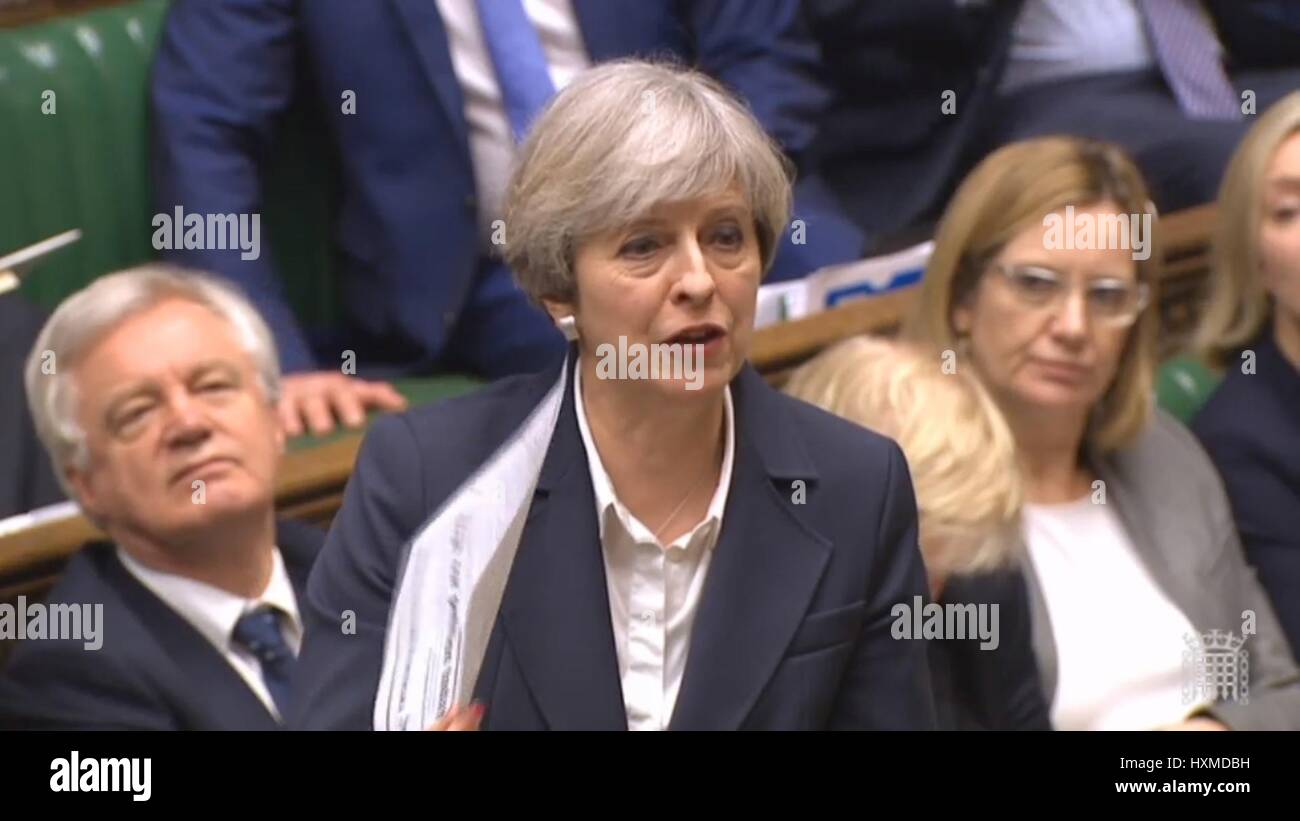 Il primo ministro Theresa Maggio risponde alle domande dopo ha annunciato alla Camera dei Comuni di Londra, che ella ha innescato un articolo 50, iniziando a due anni di conto alla rovescia per il Regno Unito a lasciare l'UE. Foto Stock