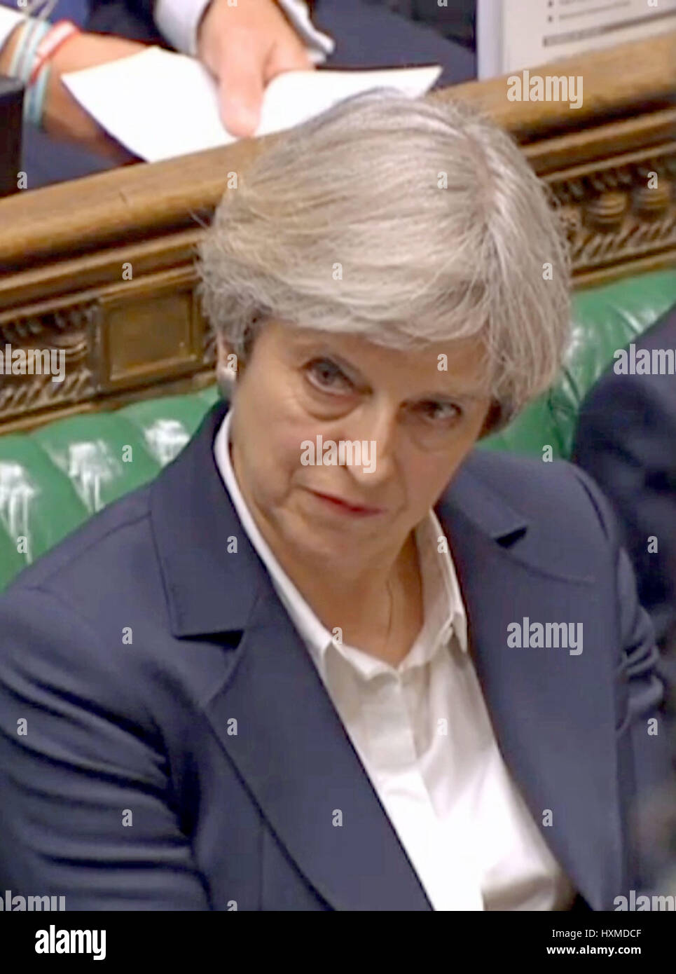 Il primo ministro Theresa Maggio ascolta alle domande dopo ha annunciato alla Camera dei Comuni di Londra, che ella ha innescato un articolo 50, iniziando a due anni di conto alla rovescia per il Regno Unito a lasciare l'UE. Foto Stock