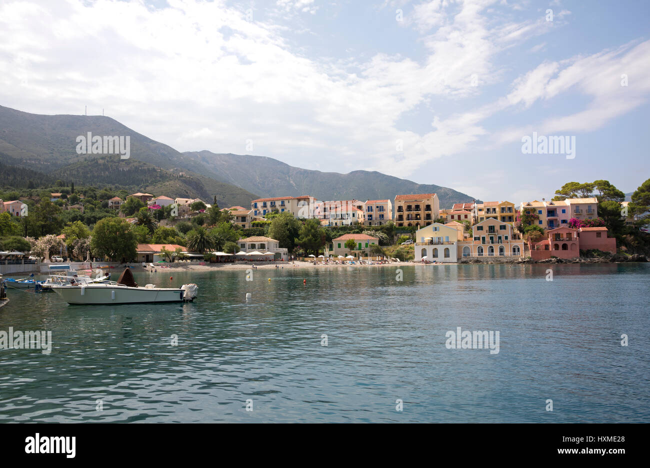 Vista sopra il grazioso villaggio di Assos e le montagne, sull'isola di Cefalonia in Grecia Foto Stock