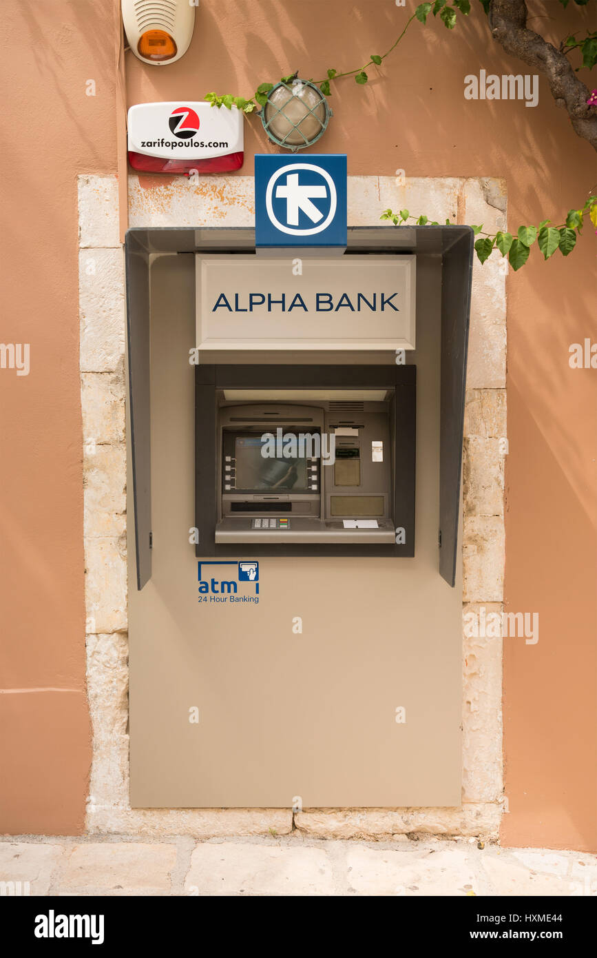 Foro di ATM-in-wall macchina banca in Fiskardo, sull'isola di Cefalonia in Grecia Foto Stock