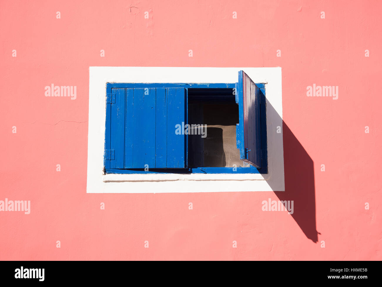 Foro di ATM-in-wall macchina banca in Fiskardo, sull'isola di Cefalonia in Grecia Foto Stock