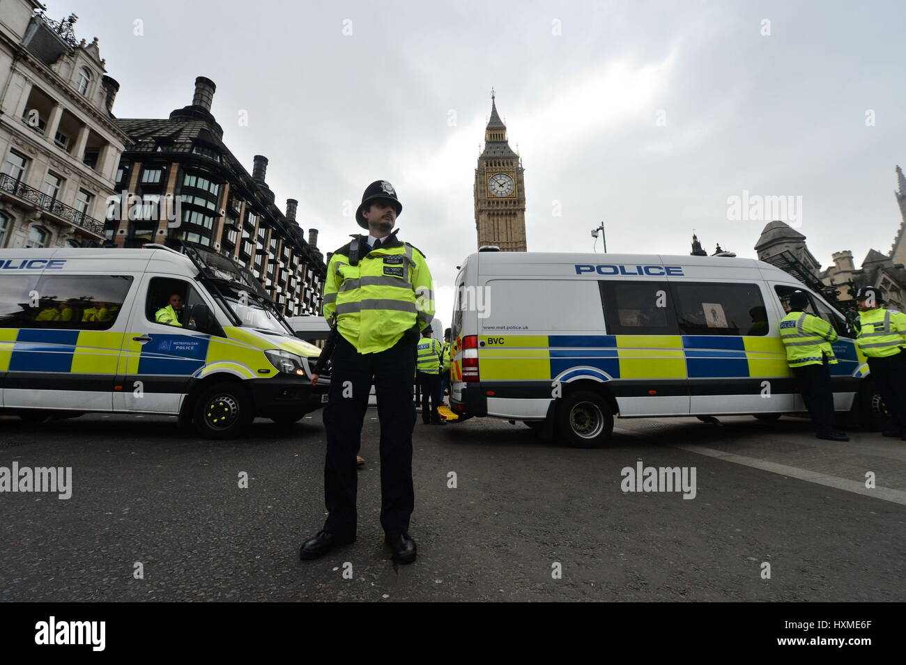 Blocco della polizia Bridge Street al di fuori del Palazzo di Westminster come una veglia sul Westminster Bridge è tenuto a settimana poiché il terrore attacco ha avuto luogo. Foto Stock