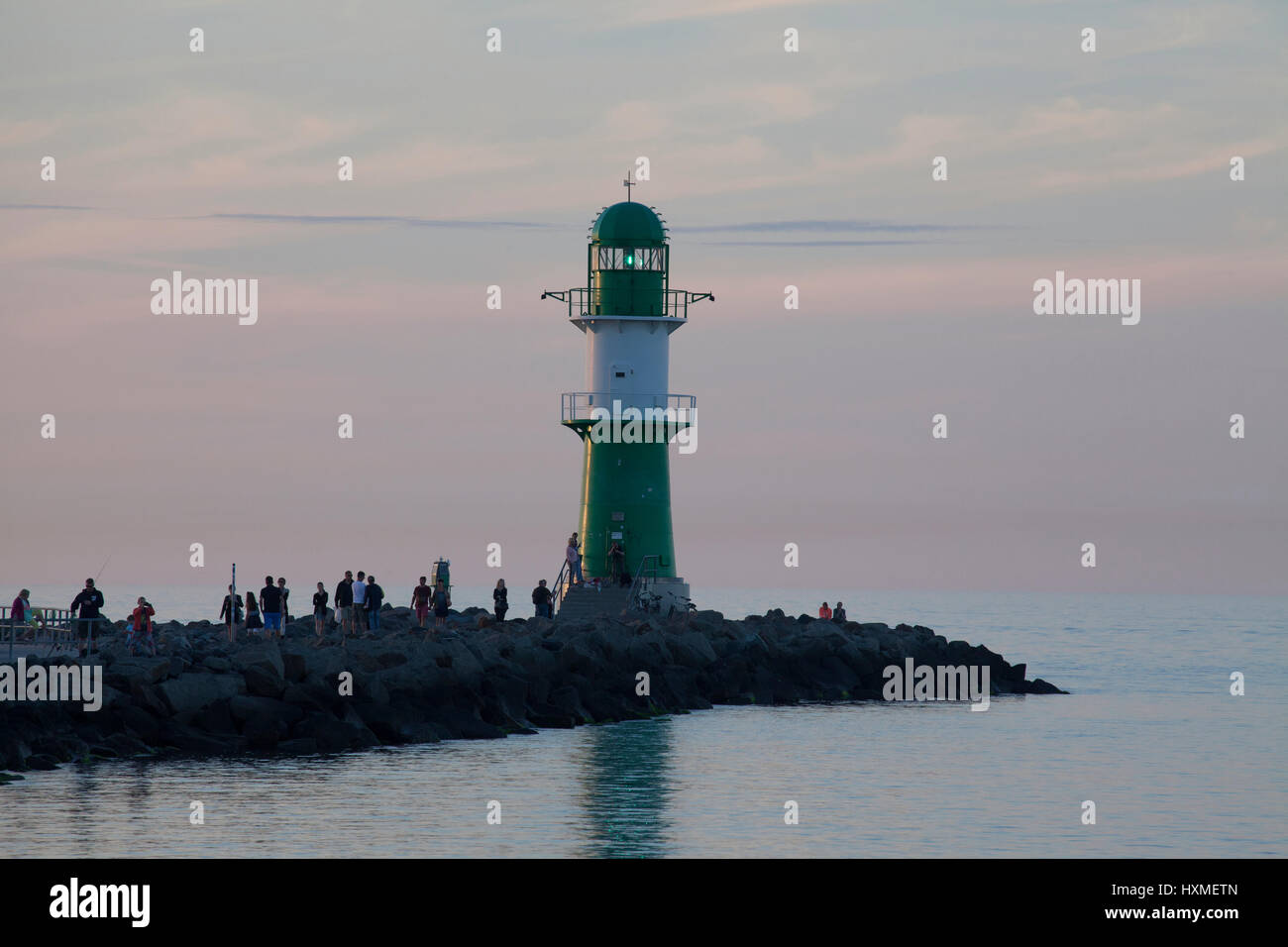 Rostock-Warnemuende : Blick zum Leuchtfeuer Westmole bei Abenddämmerung mi faro Westmole al crepuscolo, Warnemuende, Meclenburgo-Pomerania Occidentale, Germania Foto Stock