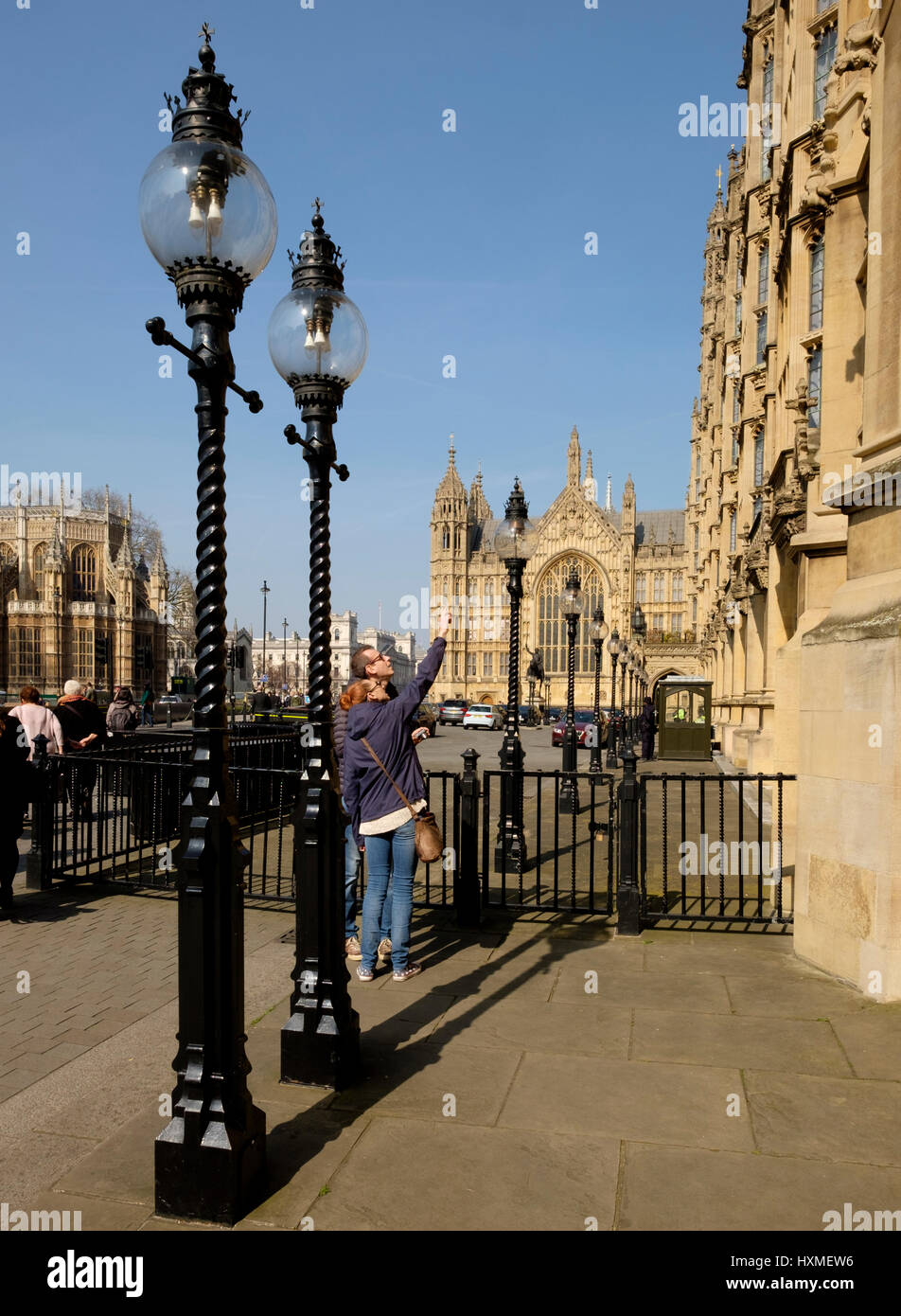 Due turisti fuori le case del Parlamento rivolta all'architettura Foto Stock