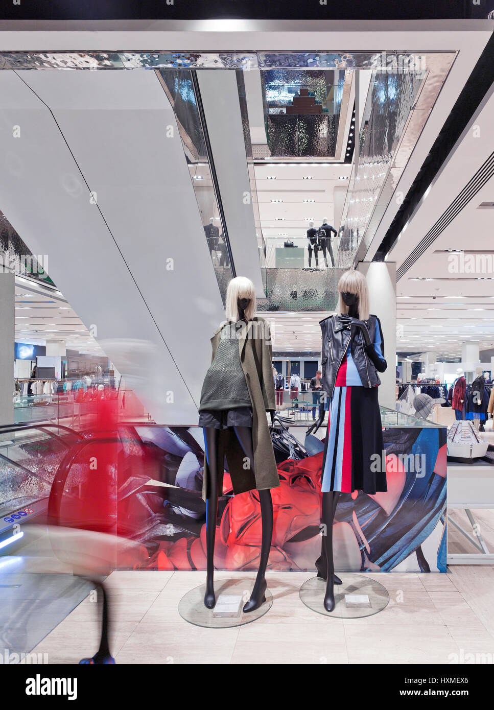 Interno del lussuoso centro commerciale 'Tsvetnoy' in Mosca-centro Foto Stock