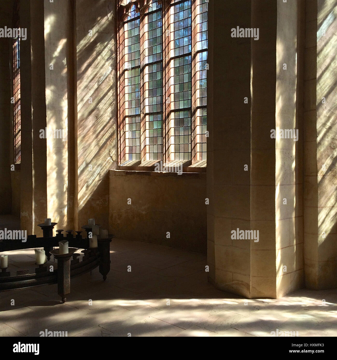 Luce brilla attraverso una finestra in una chiesa Foto Stock