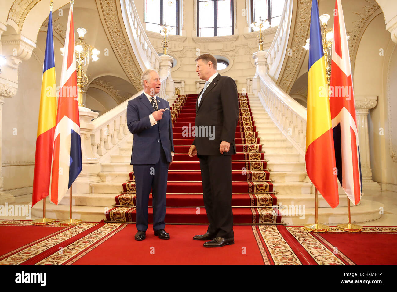 Il Principe di Galles incontra il Presidente della Repubblica di Romania Klaus Iohannis presso il Palazzo del Parlamento a Bucarest in Romania, dove ha inizio un periodo di nove giorni di visita in Europa come Theresa Maggio innesca l'inizio del regno unito in recesso formale dall'UE. Foto Stock