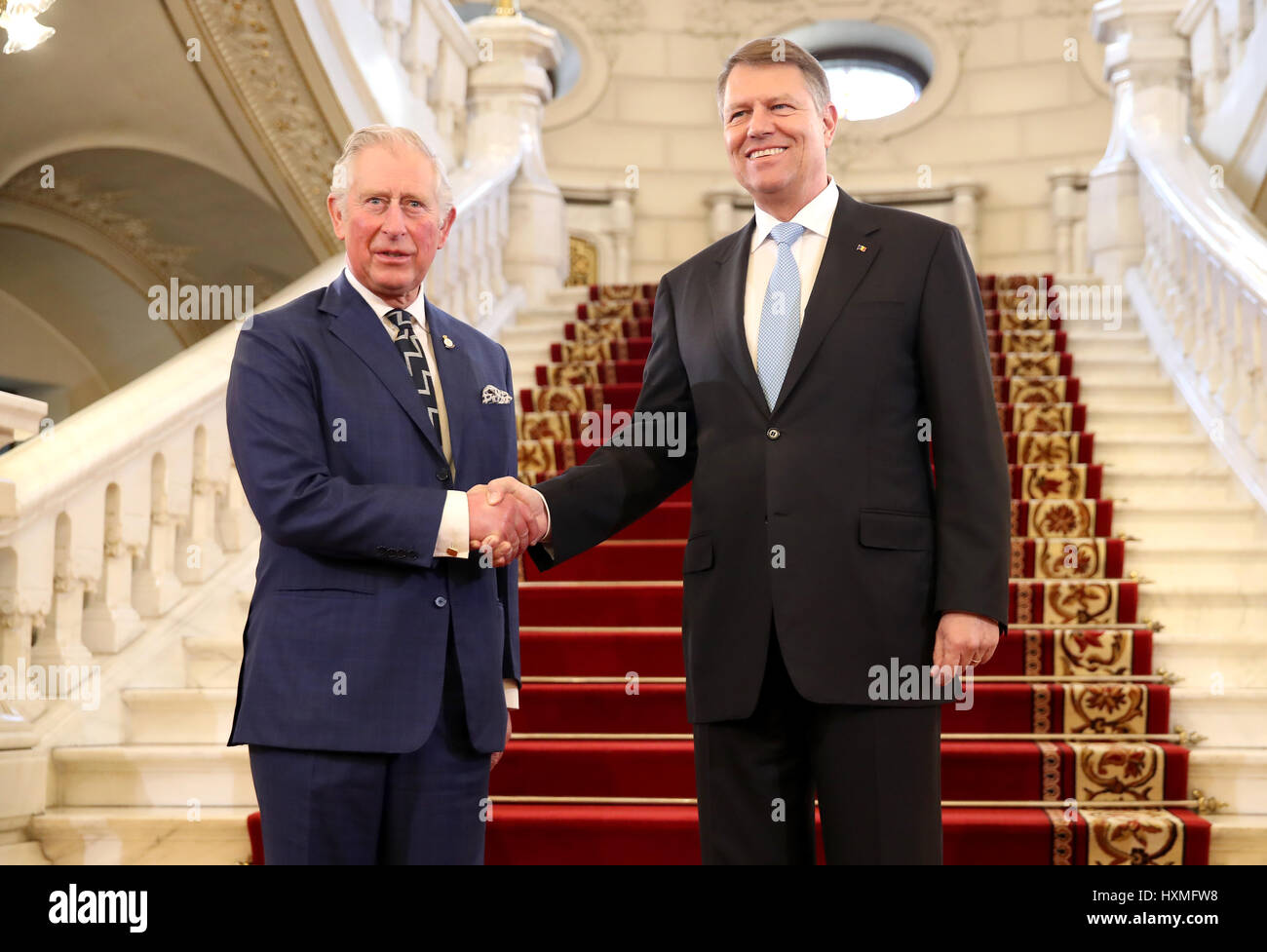 Il Principe di Galles incontra il Presidente della Repubblica di Romania Klaus Iohannis presso il Palazzo del Parlamento a Bucarest in Romania, dove ha inizio un periodo di nove giorni di visita in Europa come Theresa Maggio innesca l'inizio del regno unito in recesso formale dall'UE. Foto Stock