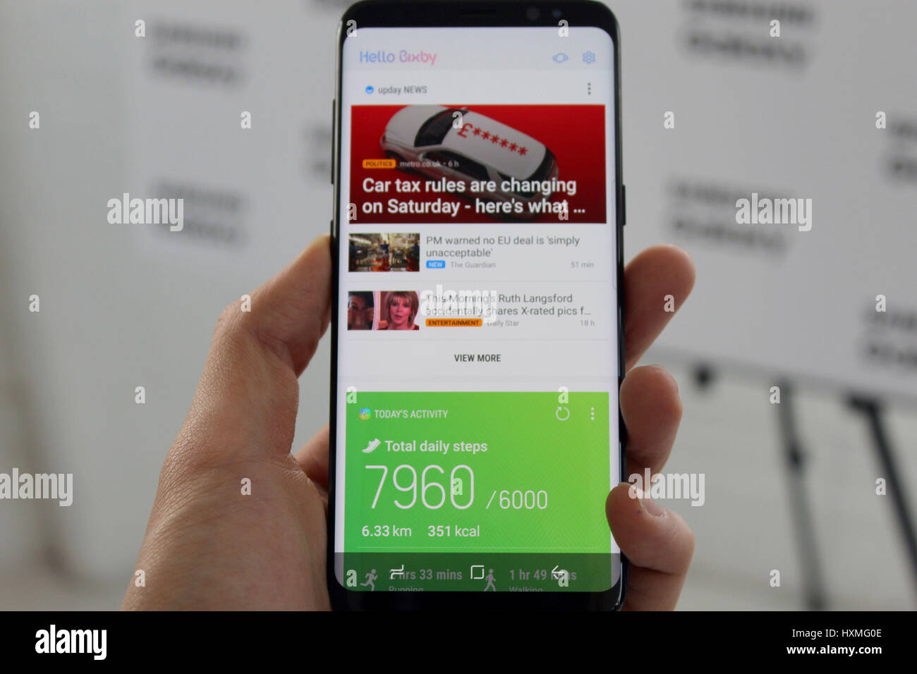 Il nuovo Samsung Galaxy S8 sul display a Londra, la società del primo poiché essi sono stati costretti a ricordare la sua nota7 dispositivo nel tardo 2016 sul fuoco e i timori per la sicurezza. Foto Stock