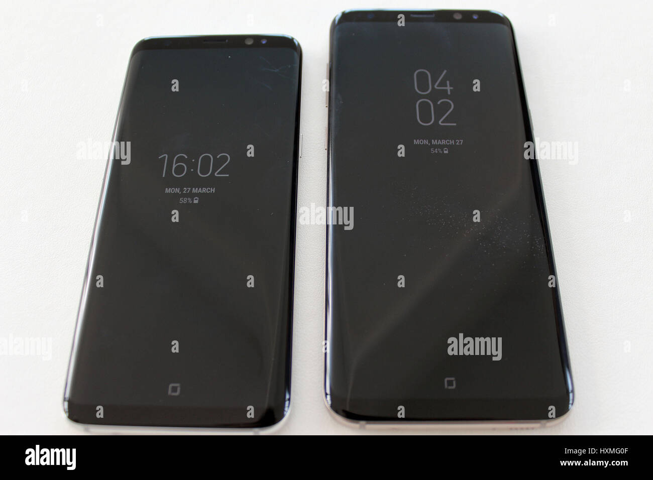Il nuovo Samsung Galaxy S8 (sinistra) e S8+ sul display a Londra, la società del primo poiché essi sono stati costretti a ricordare la sua nota7 dispositivo nel tardo 2016 sul fuoco e i timori per la sicurezza. Foto Stock