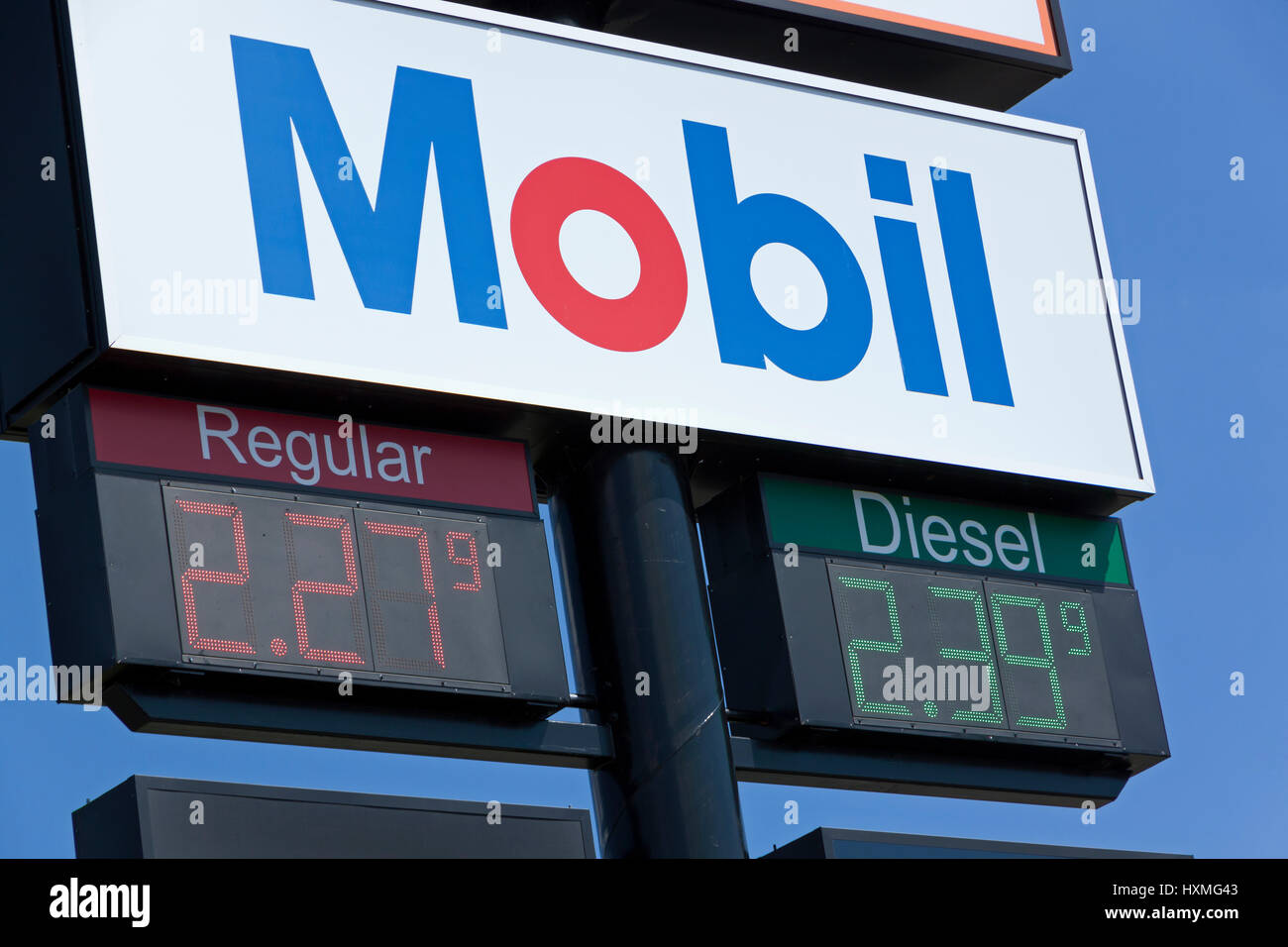 Mobil segno pubblicità regolari e gasolio bassa dei prezzi del gas. Foto Stock