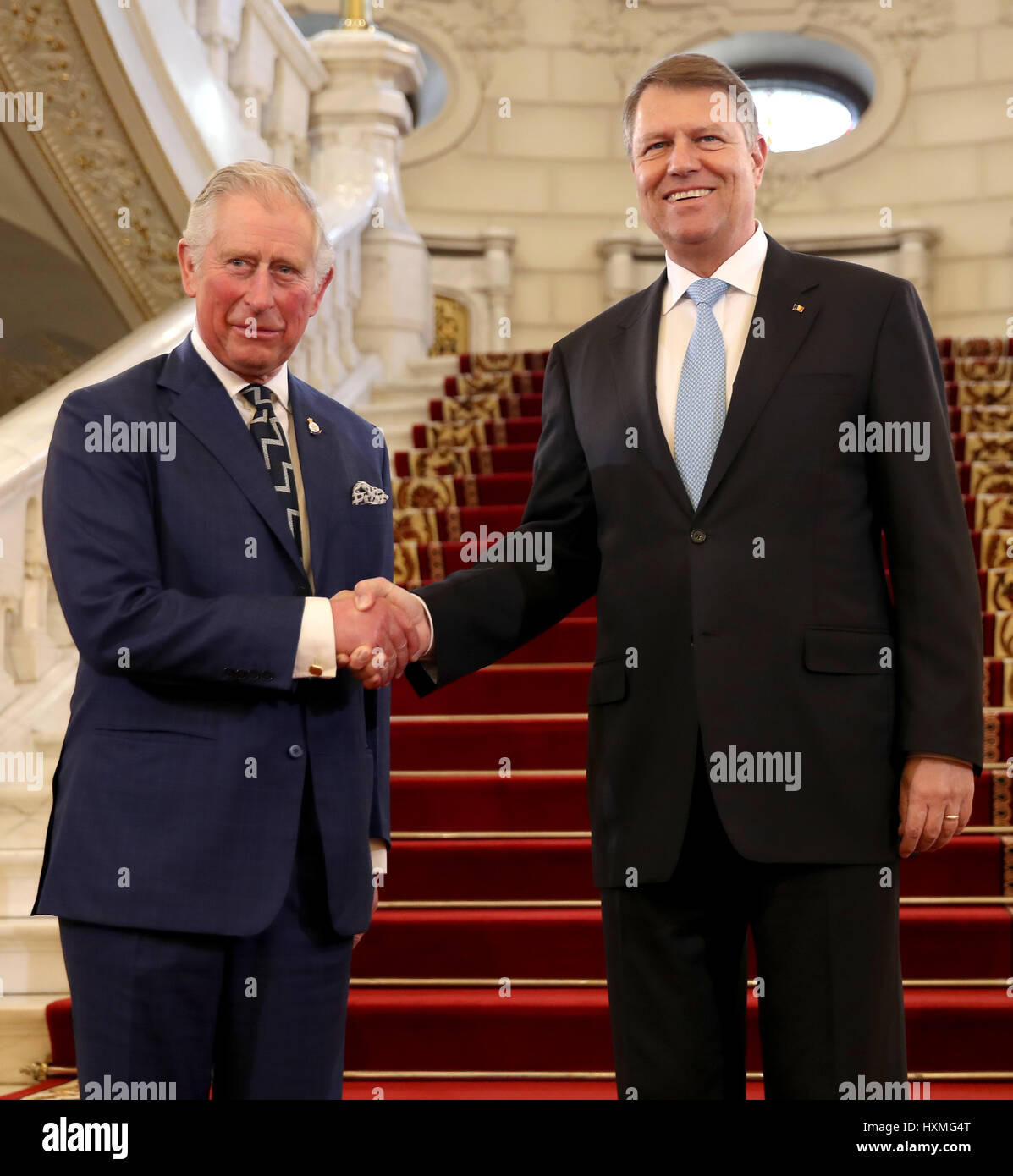 Il Principe di Galles incontra il Presidente della Repubblica di Romania Klaus Iohannis presso il Palazzo Cotriceni a Bucarest, in Romania. Foto Stock