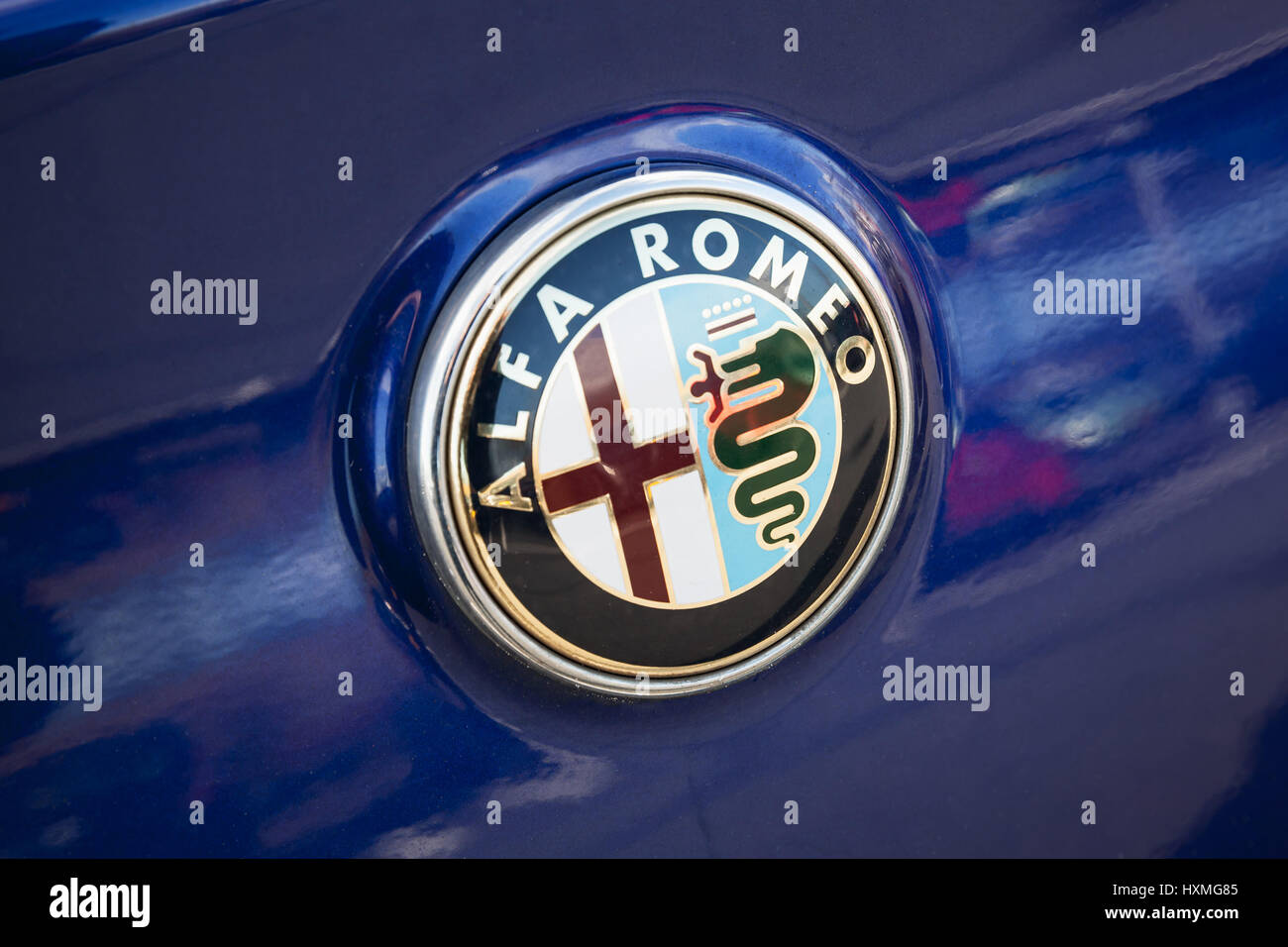 Amsterdam, Paesi Bassi - 24 Febbraio 2017: Alfa Romeo company, round logotipo sulla vettura blu Foto Stock