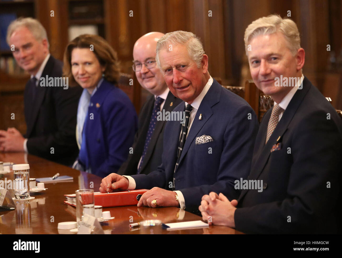 Il Principe di Galles e il team britannico durante un bi-laterali di incontro con il Presidente della Romania Klaus Iohannis presso il Palazzo Cotroceni a Bucarest, in Romania. Foto Stock