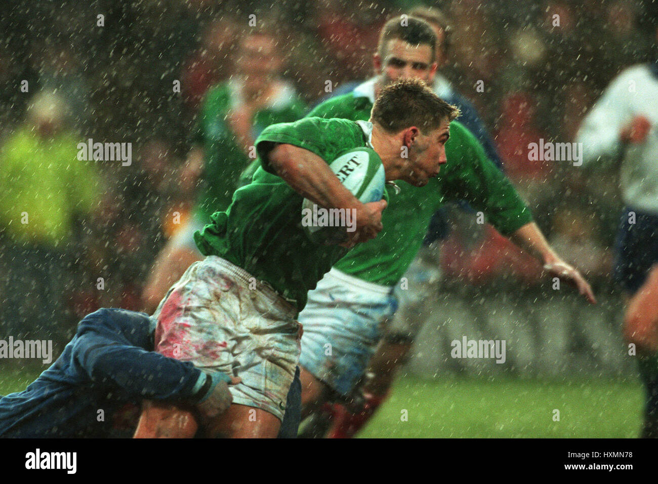 Giustino vescovo corre SOTTO LA PIOGGIA IRLANDA V FRANCIA 06 Febbraio 1999 Foto Stock