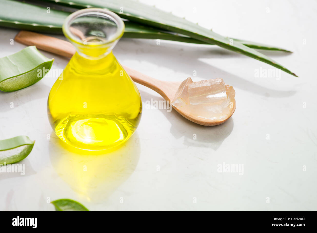 Aloe vera olio essenziale e Aloe foglie su uno sfondo bianco. Foto Stock
