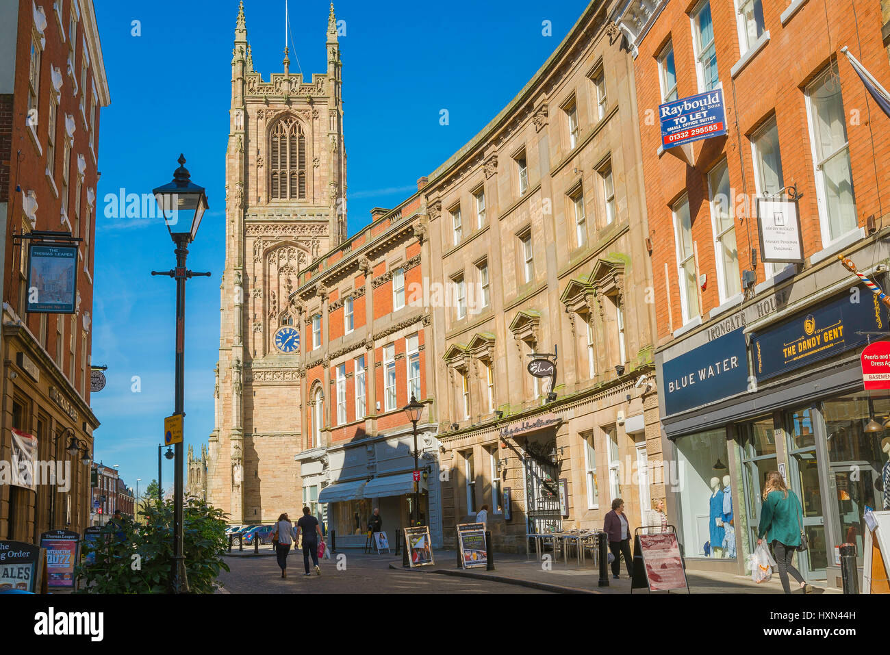 Derby City UK, vista della principale via dello shopping a Derby chiamata Iron Gate nel centro della città, Derbyshire, Regno Unito Foto Stock