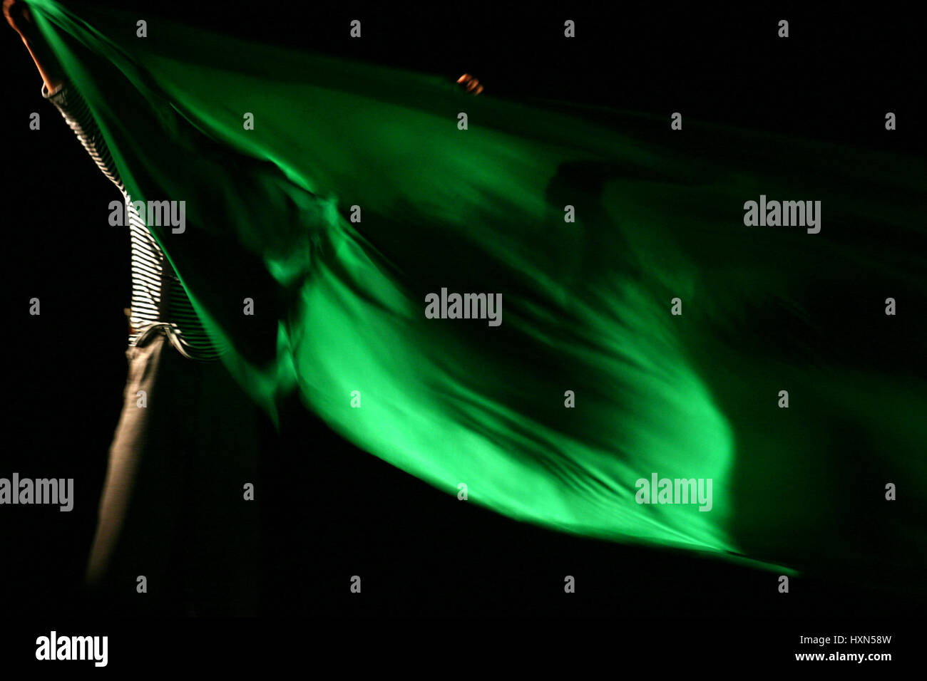 Grande verde tessuto in movimento durante una performance Foto Stock